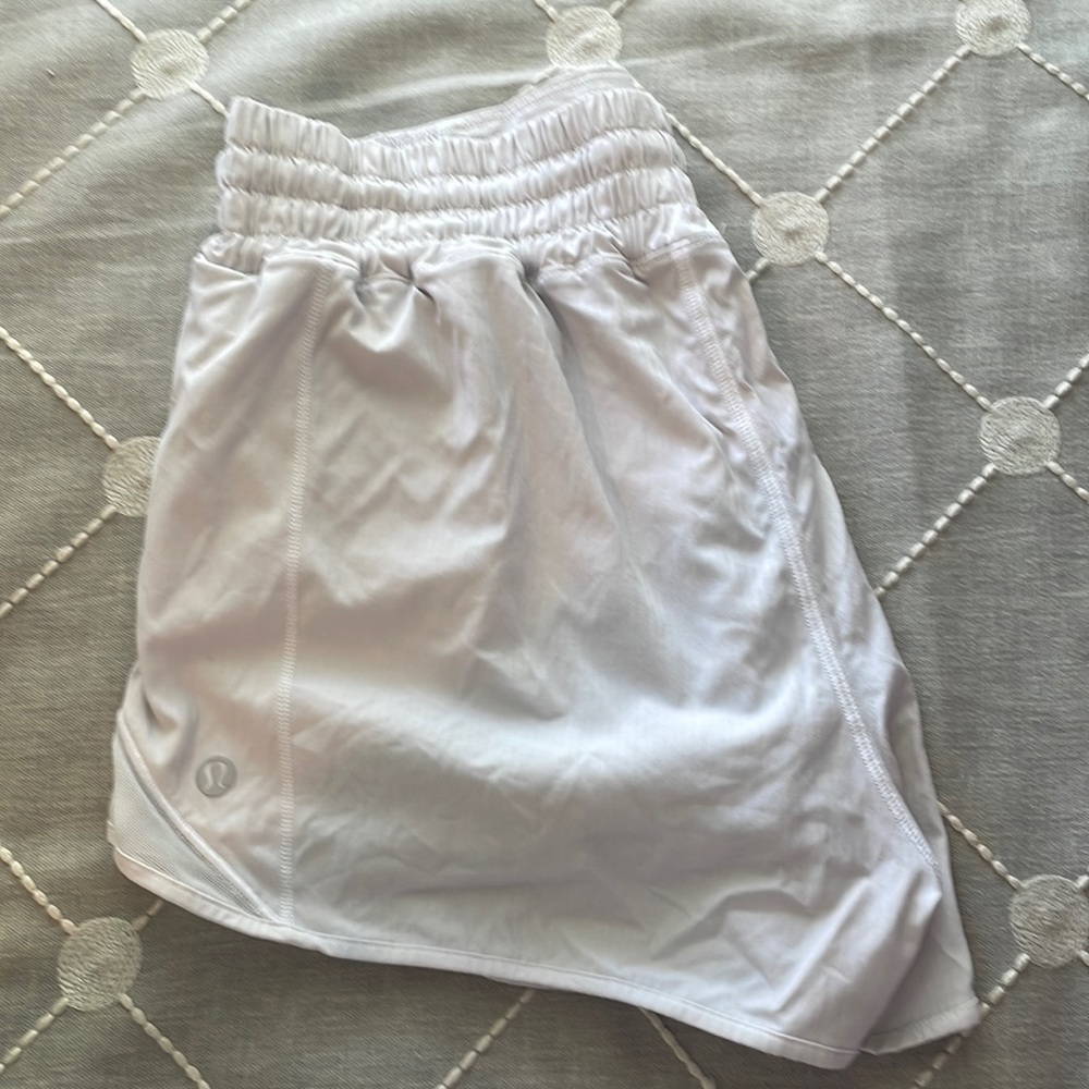 White Lululemon High Rise Hotty Hot shorts size 8
